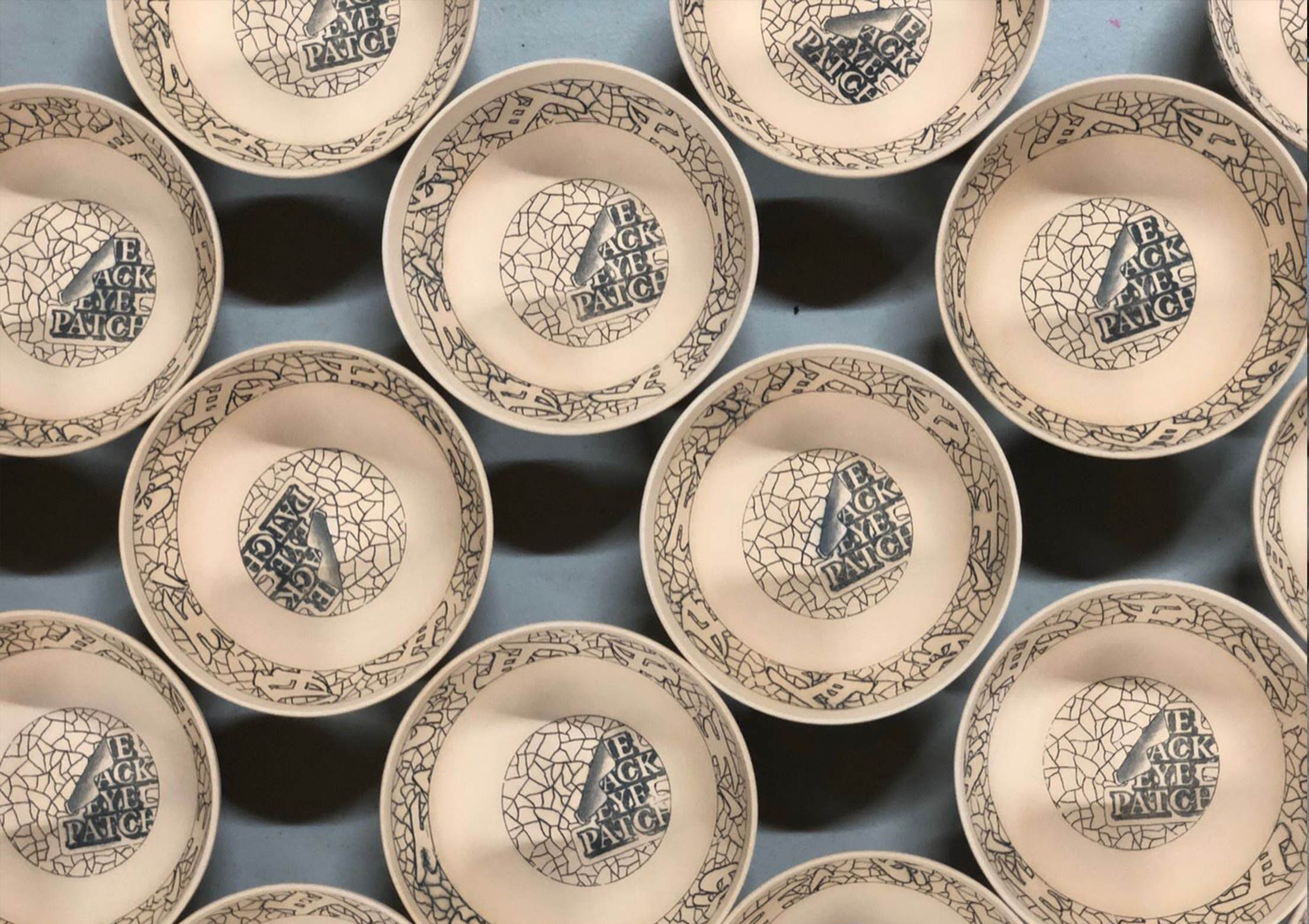 「取扱注意」～MARUHIRO × BlackEyePatch ストア限定】取扱注意 case | すべて | マルヒロオンラインショップ